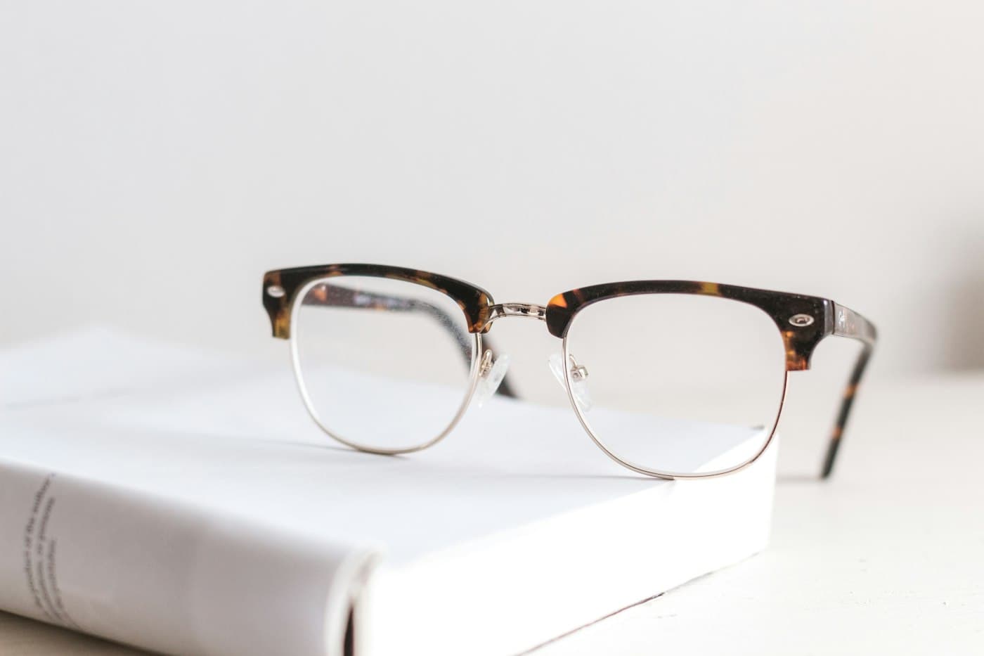 Brille auf einem Tisch. Symbolfoto zur Augenheilkunde.