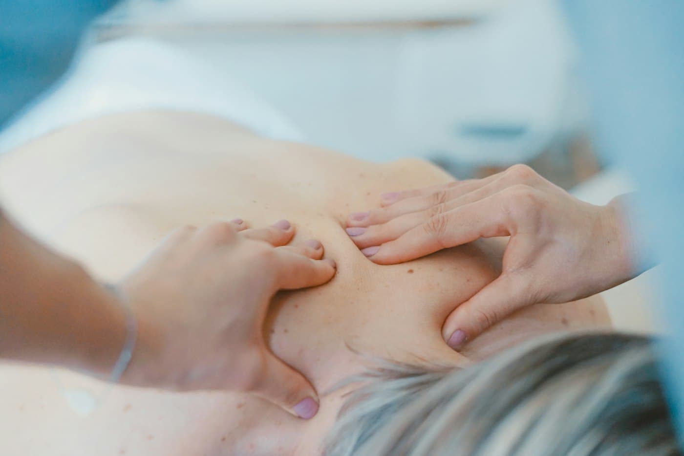 Person dehnt den Rücken. Symbolfoto zu Bewegung, keine namentlich genannte Patientin.