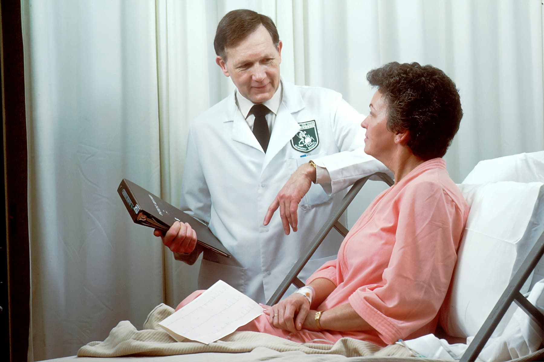 Symbolfoto: Eine Ärztin erklärt einer Patientin etwas am Tisch. Keine namentlich genannten Personen von AUTmed.