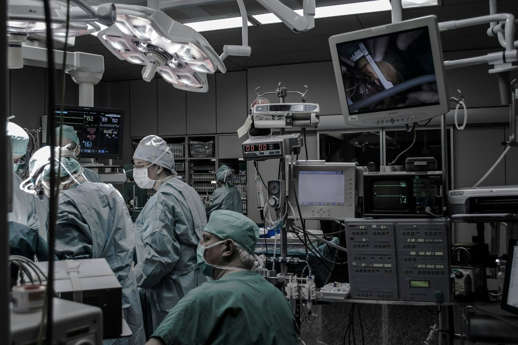 Symbolfoto: ruhiges Gespräch zwischen einer Patientin und einer Ärztin von hinten gesehen. Keine namentlich genannten Personen von AUTmed.