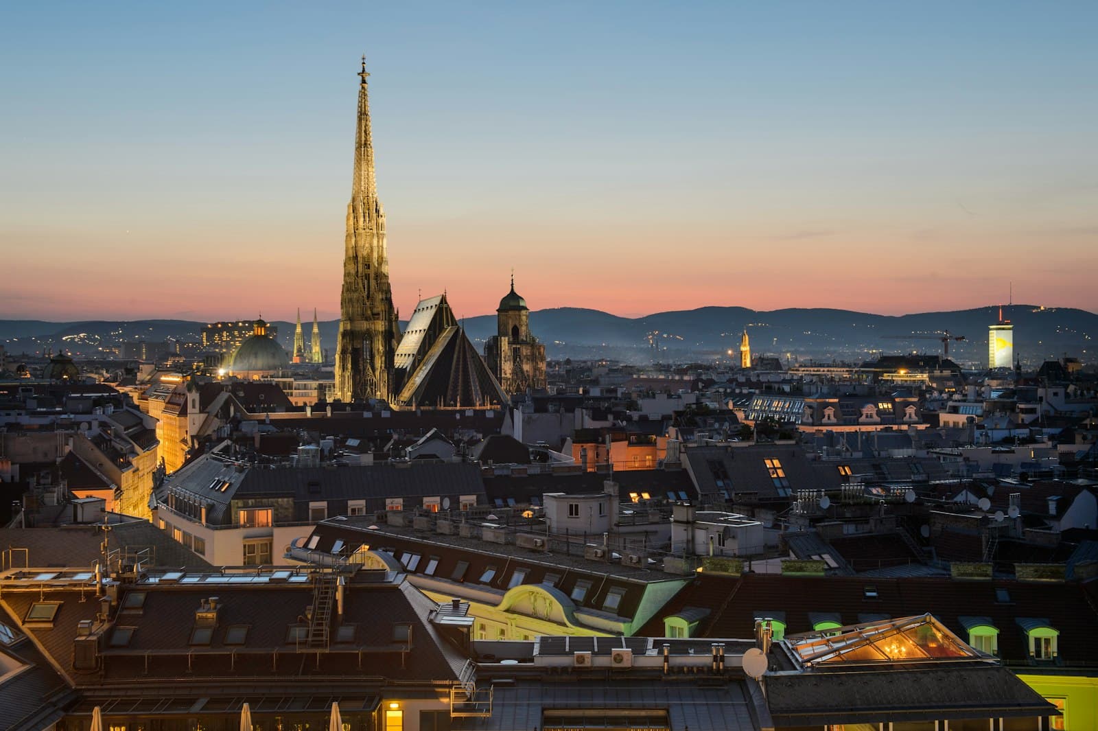 Luftaufnahme von Wien am Abend.